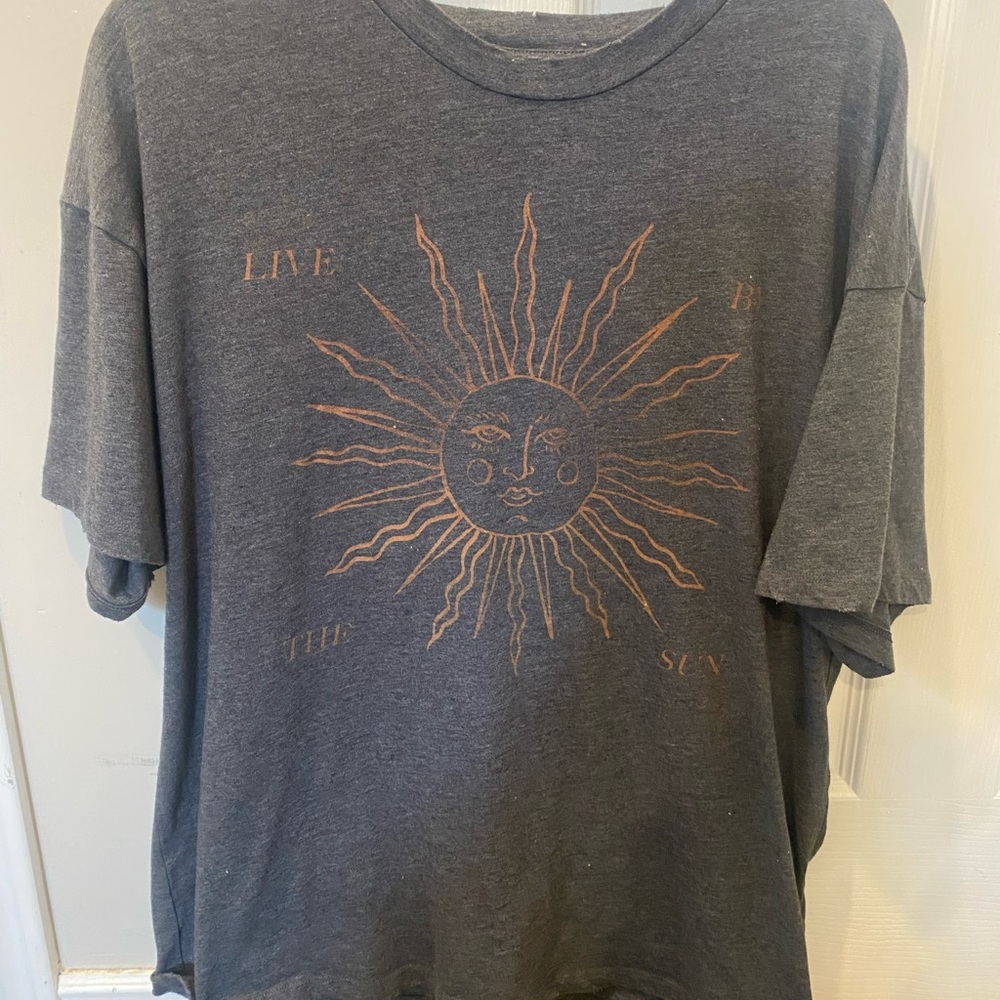 AMERICAN EAGLE Gray Graphic T-Shirt with Sun Design